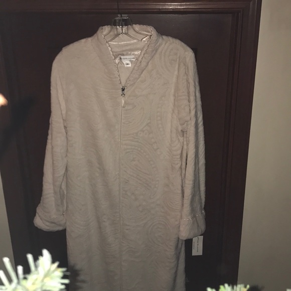 MISS ELAINE BEAUTIFUL OFF WHITE ROBEπ NWT - Picture 1 of 5